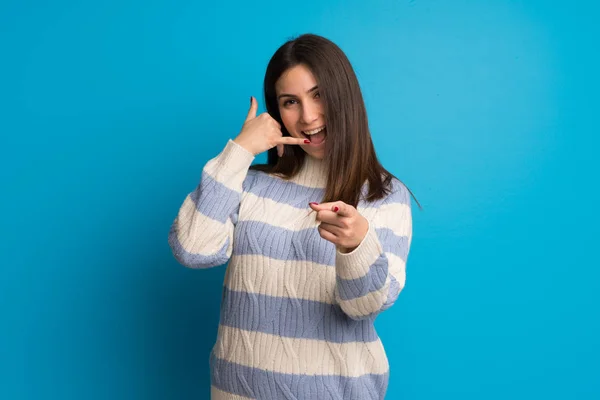 Giovane Donna Sopra Parete Blu Facendo Gesto Del Telefono Puntando — Foto Stock