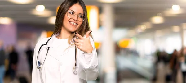 年轻的医生妇女用自信的表情指着你 在医院里 — 图库照片