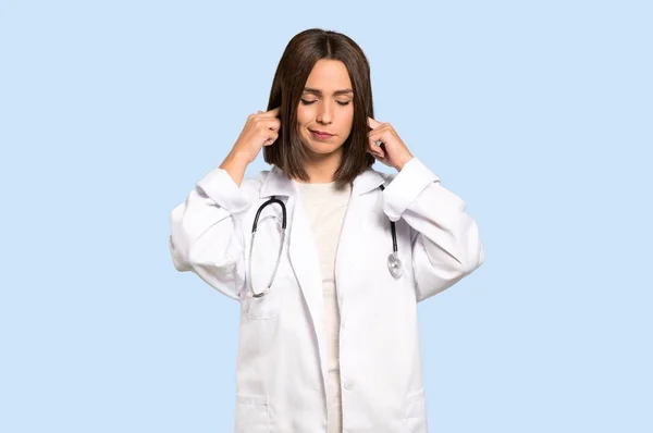 Jonge Dokter Vrouw Gefrustreerd Bekleding Oren Met Handen Geïsoleerde Blauwe — Stockfoto