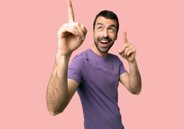 Knappe Man Wijzend Met Wijsvinger Een Geweldig Idee Geïsoleerde Roze — Stockfoto