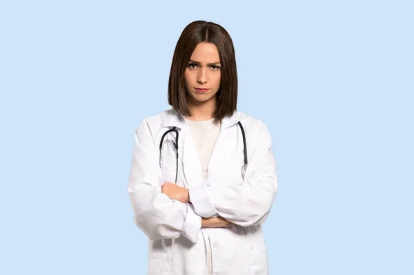 Mladý Doktor Žena Frustrovaný Tím Špatná Situace Izolované Modré Pozadí — Stock fotografie