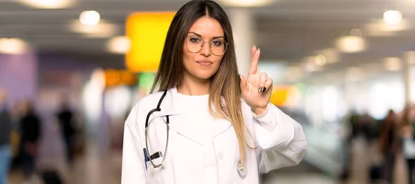Jonge Dokter Vrouw Met Vingers Oversteken Wens Het Beste Een — Stockfoto