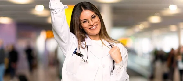 Νεαρός Γιατρός Γυναίκα Γιορτάζει Μια Νίκη Ένα Νοσοκομείο — Φωτογραφία Αρχείου
