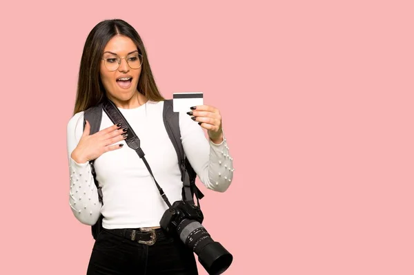 Giovane Fotografa Donna Possesso Una Carta Credito Sfondo Rosa Isolato — Foto Stock