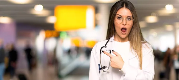 Jovem Médico Mulher Surpreendida Apontando Lado Hospital — Fotografia de Stock