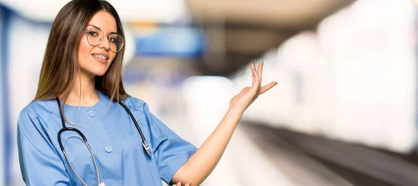 Νεαρά Νοσοκόμα Επεκτείνοντας Χέρια Στο Πλάι Για Την Πρόσκληση Έρθει — Φωτογραφία Αρχείου