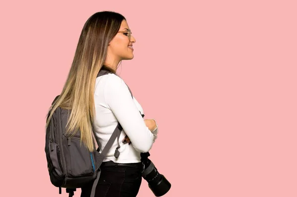 Jonge Fotograaf Vrouw Zijligging Geïsoleerde Roze Achtergrond — Stockfoto