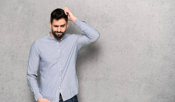 Elegante Hombre Con Camisa Que Tiene Dudas Mientras Rasca Cabeza —  Fotos de Stock