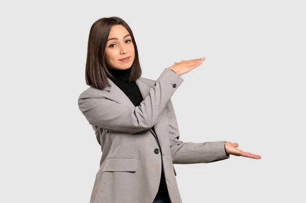 Νέοι Επαγγελματίες Γυναίκα Κρατώντας Copyspace Εισαγάγετε Μια Διαφήμιση Απομονωμένες Γκρι — Φωτογραφία Αρχείου