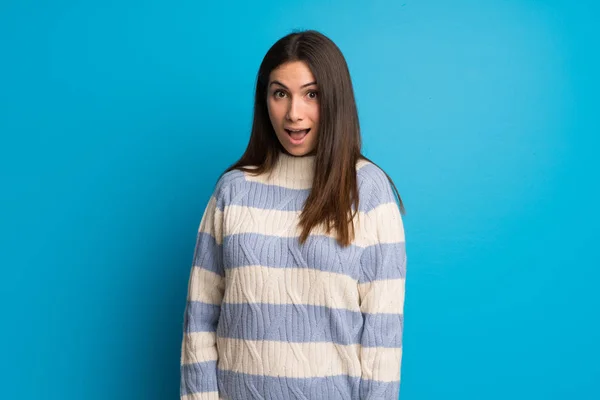 Young Woman Blue Wall Surprise Shocked Facial Expression — Stock Photo, Image