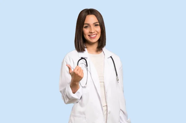 Jonge Dokter Vrouw Geven Een Duim Omhoog Gebaar Glimlachend Geïsoleerde — Stockfoto