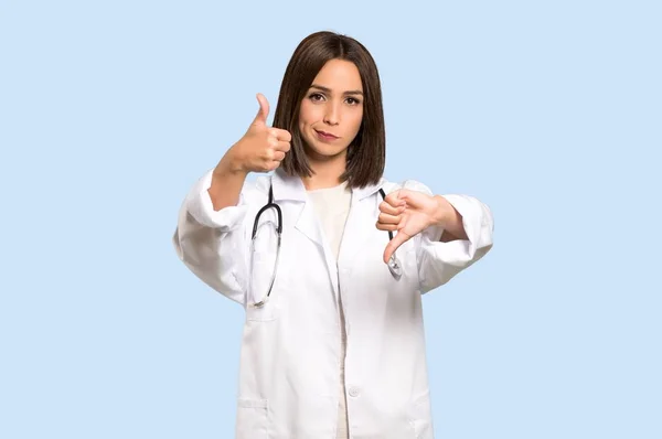 Unga Läkare Kvinna Att Göra Bra Dåligt Tecken Obeslutat Mellan — Stockfoto