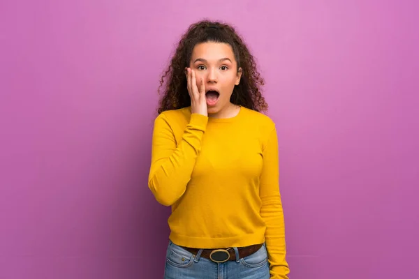 Chica Adolescente Sobre Pared Púrpura Con Sorpresa Expresión Facial Impactada — Foto de Stock