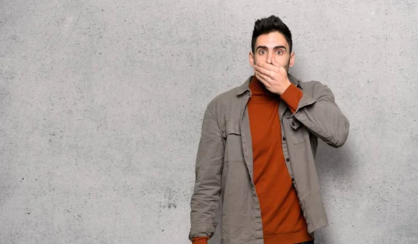 Hombre Guapo Con Barba Cubriendo Boca Con Las Manos Por — Foto de Stock