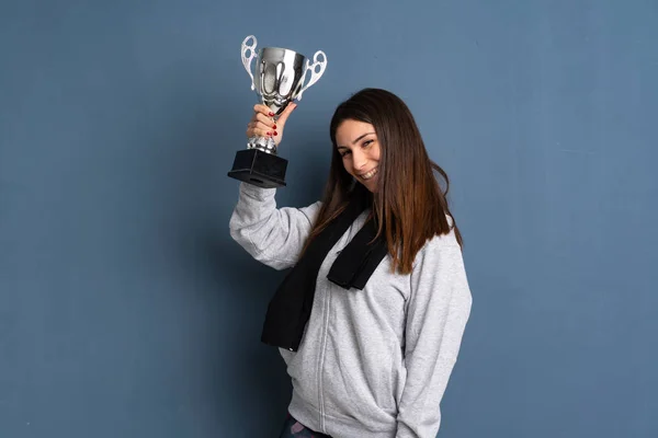 Jovem mulher esportiva segurando um troféu — Fotografia de Stock