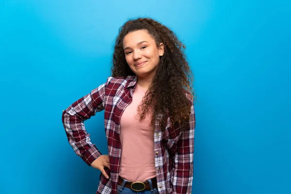 Teenager Girl Blue Wall Posing Arms Hip Smiling — Stock Photo, Image