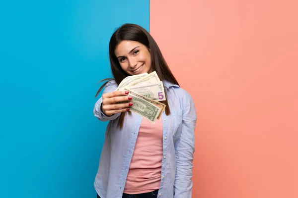 Jovem Mulher Sobre Rosa Azul Parede Tomando Monte Dinheiro — Fotografia de Stock