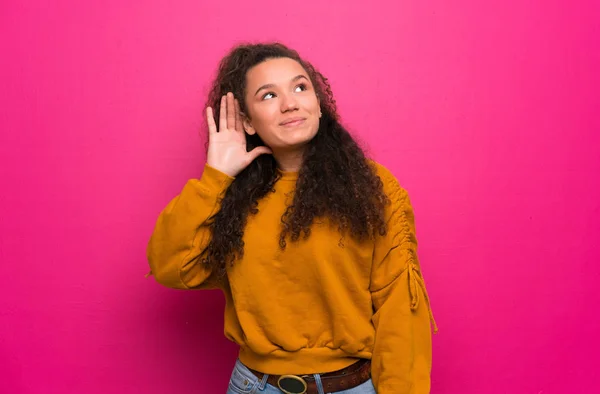Adolescente Chica Sobre Pared Rosa Escuchando Algo Poniendo Mano Oreja —  Fotos de Stock