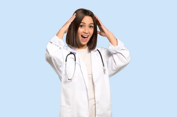 Jovem Médica Mulher Com Surpresa Chocado Expressão Facial Fundo Azul — Fotografia de Stock