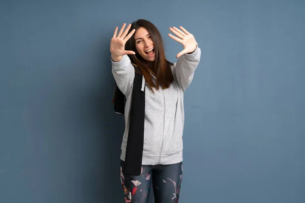 Junge Sportlerin Zählt Zehn Mit Den Fingern — Stockfoto