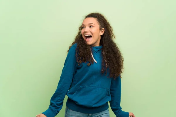 Tinédzser Lány Fölött Zöld Fal Mosolyogva — Stock Fotó