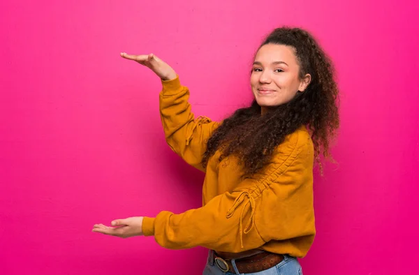 Adolescente Chica Sobre Rosa Pared Celebración Copyspace Para Insertar Anuncio —  Fotos de Stock