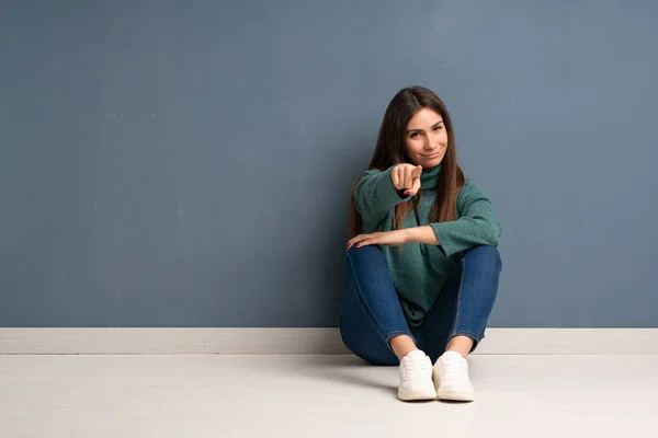 Junge Frau Boden Zeigt Mit Selbstbewusstem Gesichtsausdruck Mit Dem Finger — Stockfoto