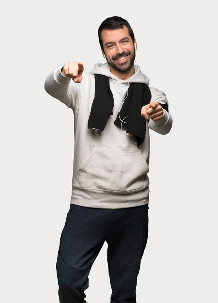 Sport Uomo Punti Dito Voi Sorridendo Isolato Sfondo Grigio — Foto Stock