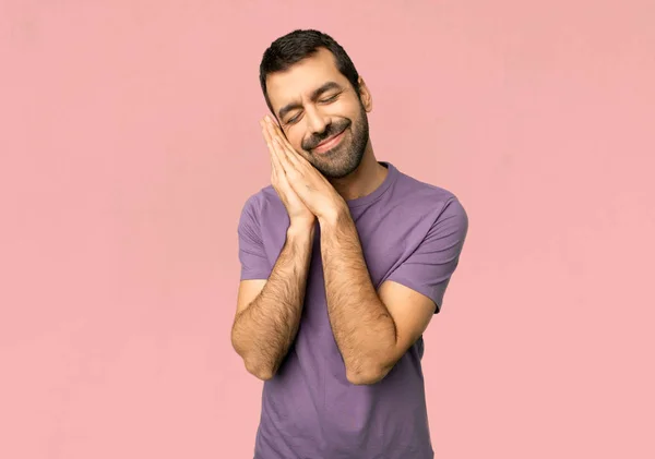 Schöner Mann Mit Schlafender Geste Auf Isoliertem Rosa Hintergrund — Stockfoto