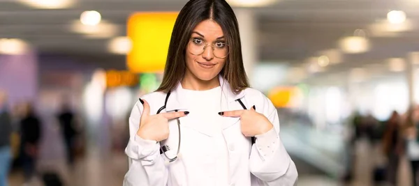 Ung Läkare Kvinna Med Överraskning Ansiktsuttryck Sjukhus — Stockfoto