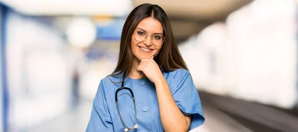 Jonge Verpleegster Met Glazen Lachend Een Ziekenhuis — Stockfoto