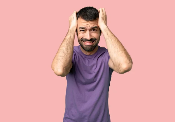 Yakışıklı Adam Baş Alır Çünkü Izole Pembe Arka Planda Migren — Stok fotoğraf