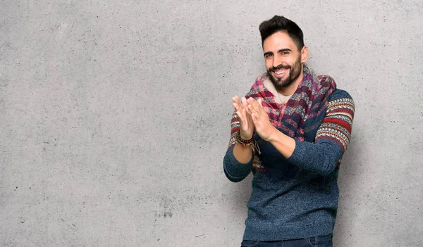 Hippie Hombre Aplaudiendo Después Presentación Una Conferencia Sobre Pared Texturizada — Foto de Stock