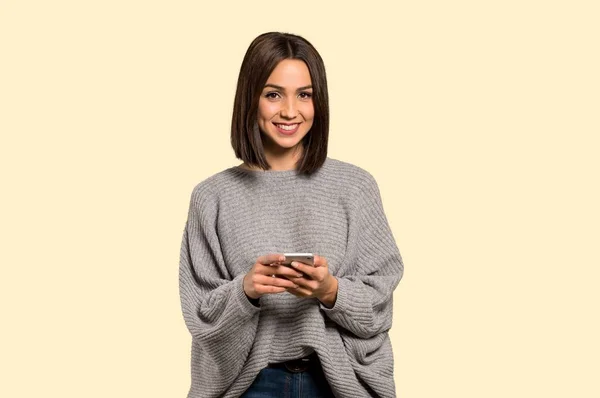 Jonge Vrouw Die Het Verzenden Van Een Bericht Met Mobile — Stockfoto