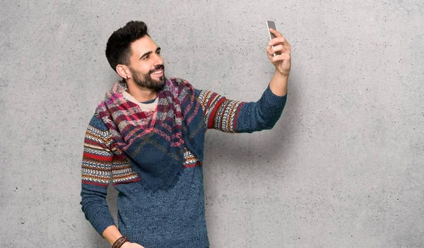 Hippie Mann Macht Selfie Über Texturierter Wand — Stockfoto