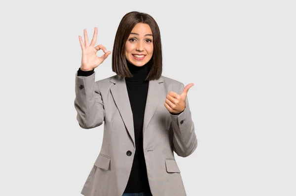 Молодая Деловая Женщина Показывает Знак Давая Большой Палец Вверх Жест — стоковое фото