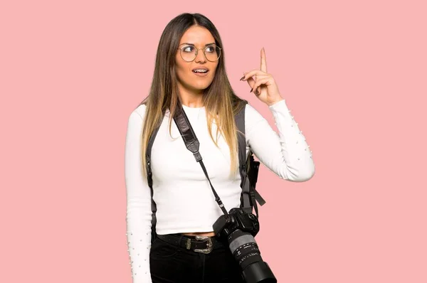 Jonge Fotograaf Vrouw Willen Realiseert Oplossing Terwijl Een Vinger Geïsoleerde — Stockfoto