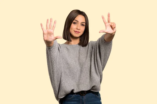 Junge Frau Zählt Acht Mit Den Fingern Auf Gelbem Hintergrund — Stockfoto