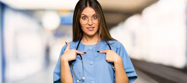 Молодая Медсестра Неожиданным Выражением Лица Больнице — стоковое фото