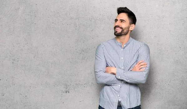 Elegant Man Shirt Keeping Arms Crossed While Smiling Textured Wall — Stock Photo, Image