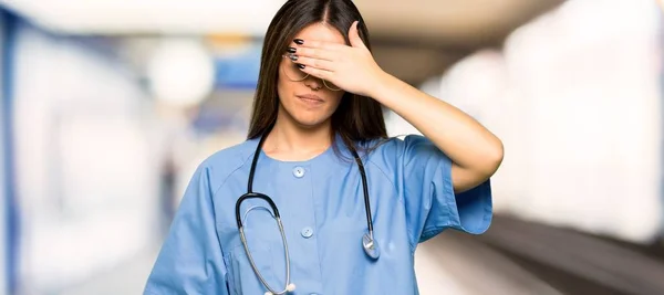 Enfermeira Jovem Que Cobre Olhos Por Mãos Não Quero Ver — Fotografia de Stock
