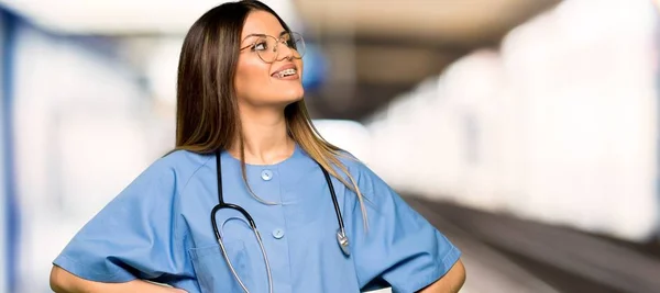 Junge Krankenschwester Posiert Mit Armen Der Hüfte Und Lacht Krankenhaus — Stockfoto