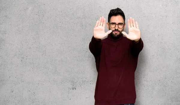 Hombre Guapo Con Gafas Haciendo Gesto Parada Para Decepcionado Con —  Fotos de Stock