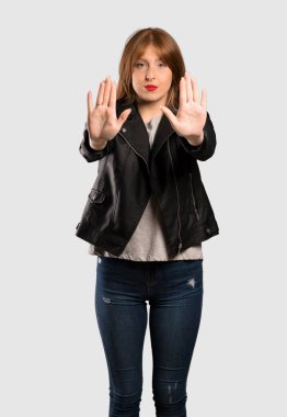 Genç Kızıl saçlı kadın stop jest yapma ve izole gri arka plan üzerinde hayal kırıklığına