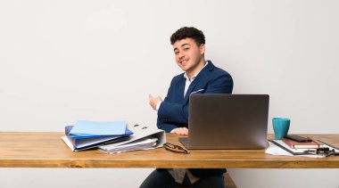 Ofiste iş adamı geri işaret