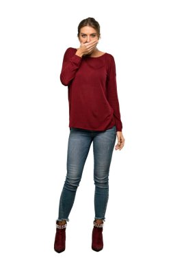 Bir sarışın kadın bir tam uzunluklu çekim, izole beyaz arka plan üzerinde uygunsuz bir şey söyleyerek elleri ile ağız kapsayan