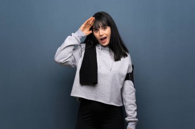 Genç spor kadın sadece bir şey fark etti ve çözüm niyetine sahip