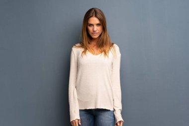 Gri arka plan portre üzerinde sarışın kadın