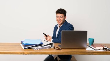Mobil ileti gönderme bir ofiste iş adamı
