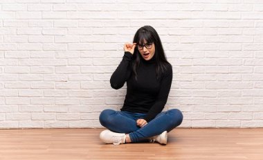 Gözlüklü ve sürpriz katta oturan kadın